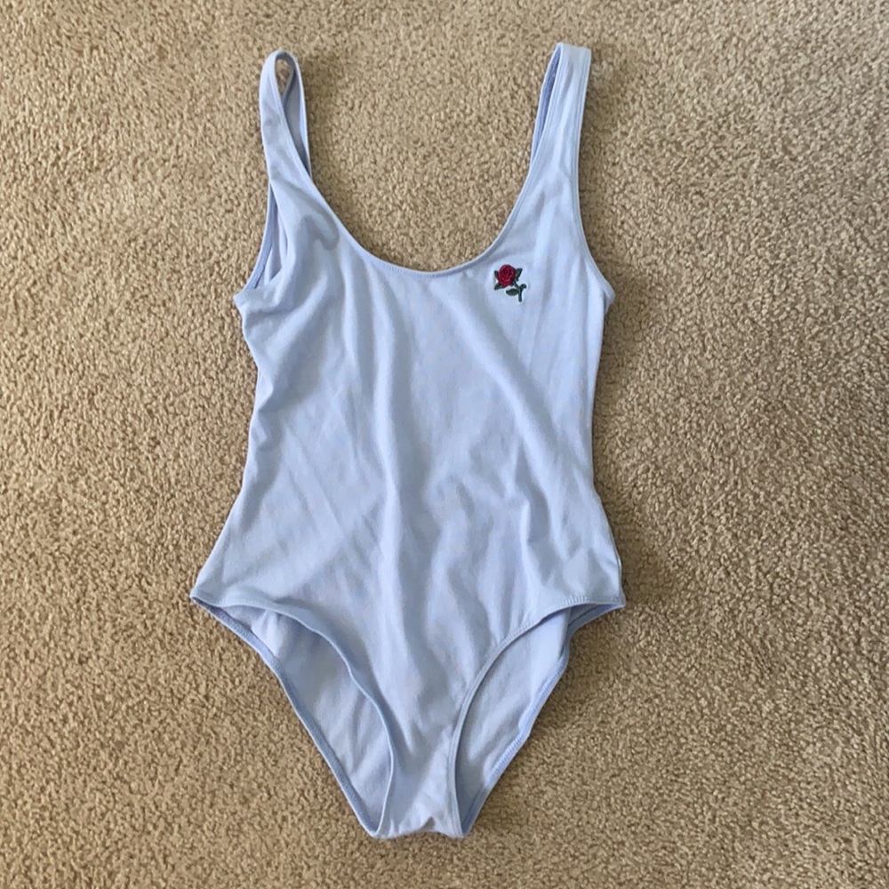 💗 NWT Blue body suit with rose💗